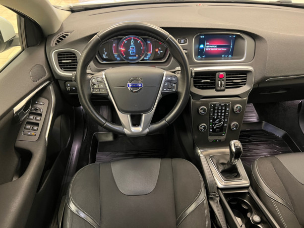 volvo-v40-diesel-2016-big-8
