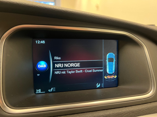 volvo-v40-diesel-2016-big-11