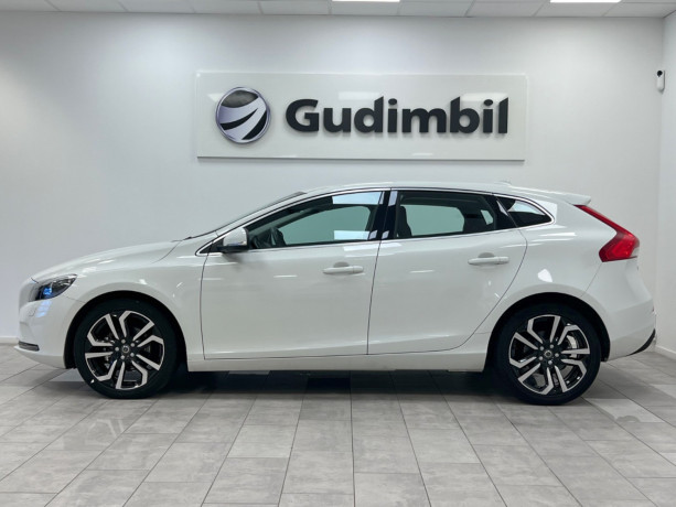 volvo-v40-diesel-2016-big-1