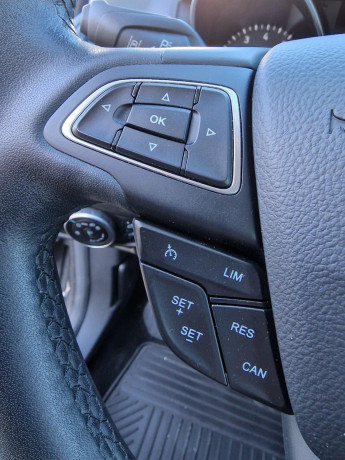 ford-focus-bensin-2016-big-17