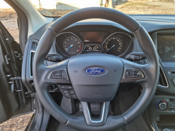 ford-focus-bensin-2016-big-15
