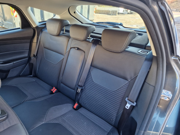 ford-focus-bensin-2016-big-14