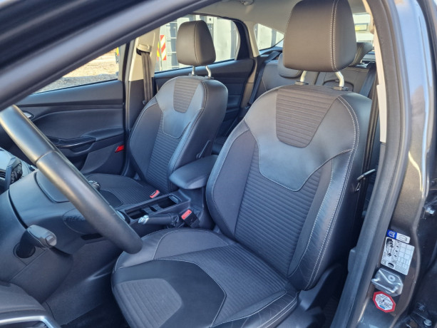 ford-focus-bensin-2016-big-12