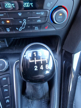 ford-focus-bensin-2016-big-21