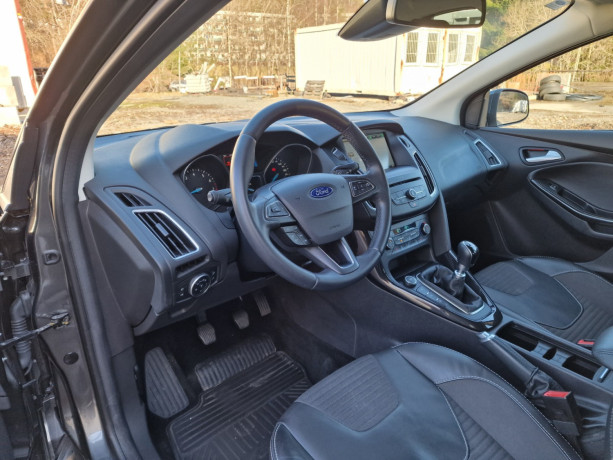 ford-focus-bensin-2016-big-10