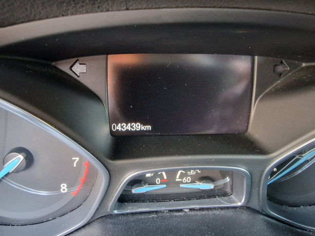 ford-focus-bensin-2016-big-24