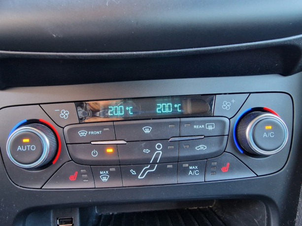 ford-focus-bensin-2016-big-22