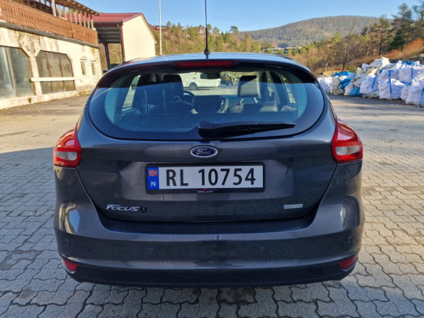 ford-focus-bensin-2016-big-7